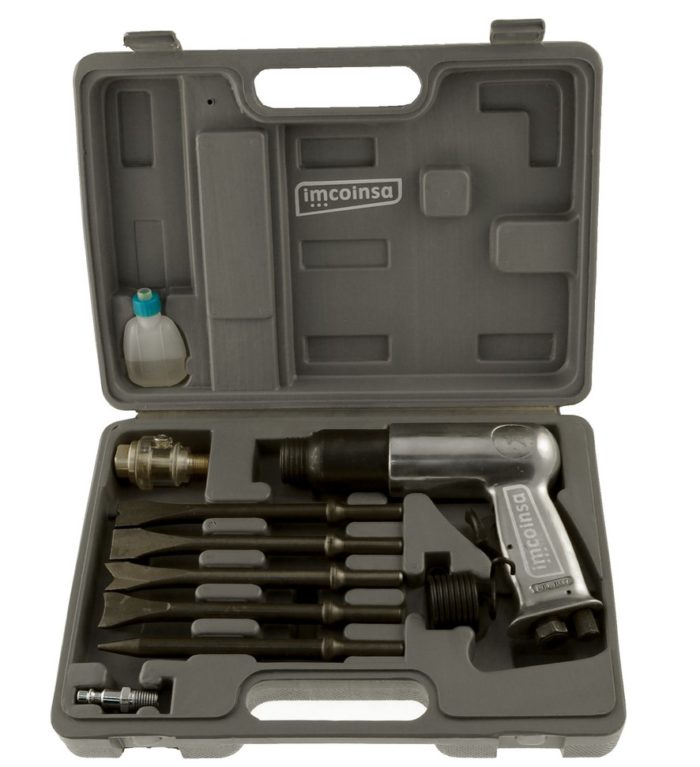 Martillo neumático cincelador con maletín anti-hurto para un fácil transporte y una mayor seguridad. Incluye un martillo neumático 150 mm, 3 punteros de 120 mm + 2 cinceles de 170 mm, 1 engrasador y 1 retenedor. Enchufe rápido. Presión de trabajo 6 bar. 3.000 golpes por minuto. Consumo medio 210 l.p.m.